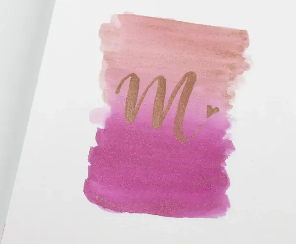 Ecoline likit suluboya ve ıslak üstüne ıslak tekniğiyle uyumlu, canlı suluboya efektleri ve ışıltı detayları içeren Blog sayfası